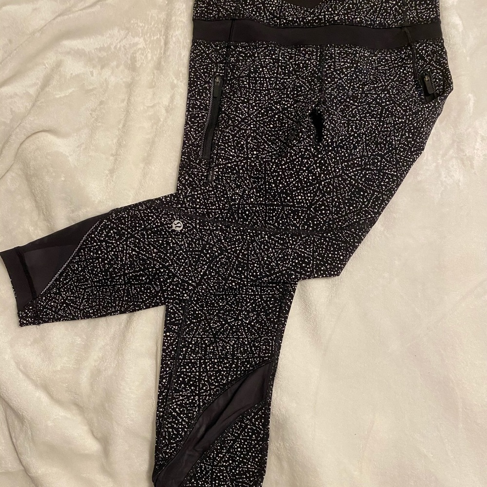 Lululemon Inspire Tight II Size 6 Night View Black